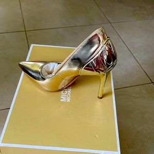 Brand New Khloe Pump Pale Gold Metallic Leather